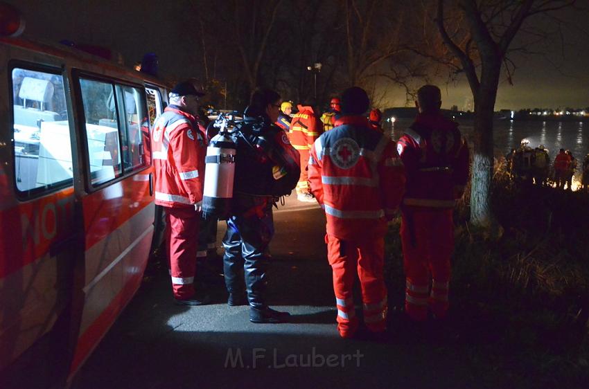 Einsatz BF Koeln PKW im Rhein Mondorf Hersel P045.JPG